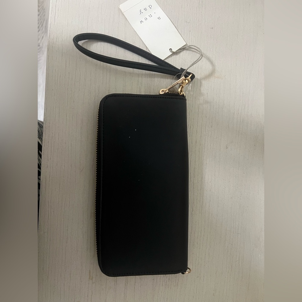 Black Wristlet Zip Wallet – Gold Hardware | New With Tags